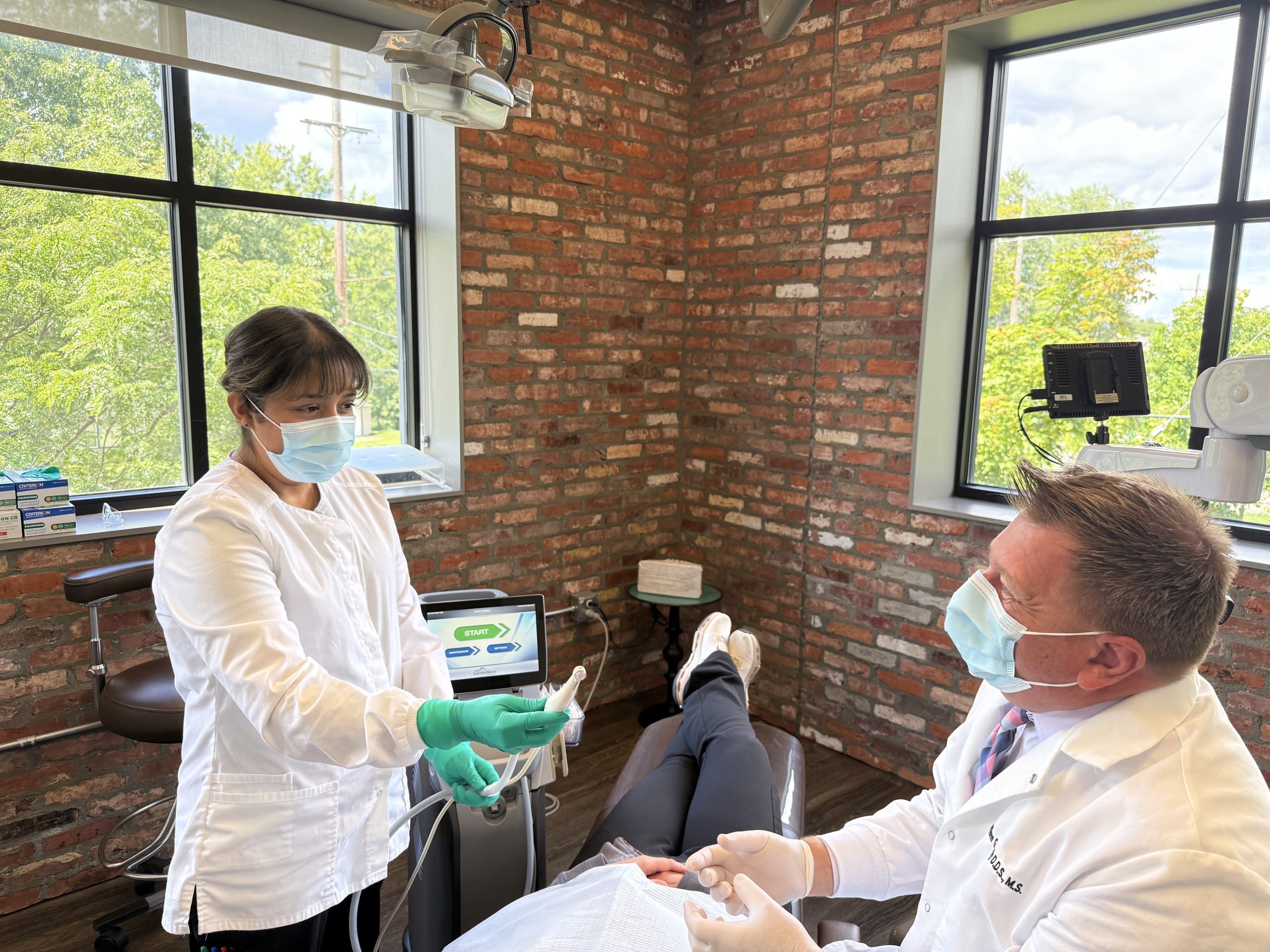 AnaGW Ana handing Dr. Healy the GentleWave handpick.